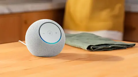 Un Amazon Echo Max sobre la mesa Un Amazon Echo Max sobre la mesa