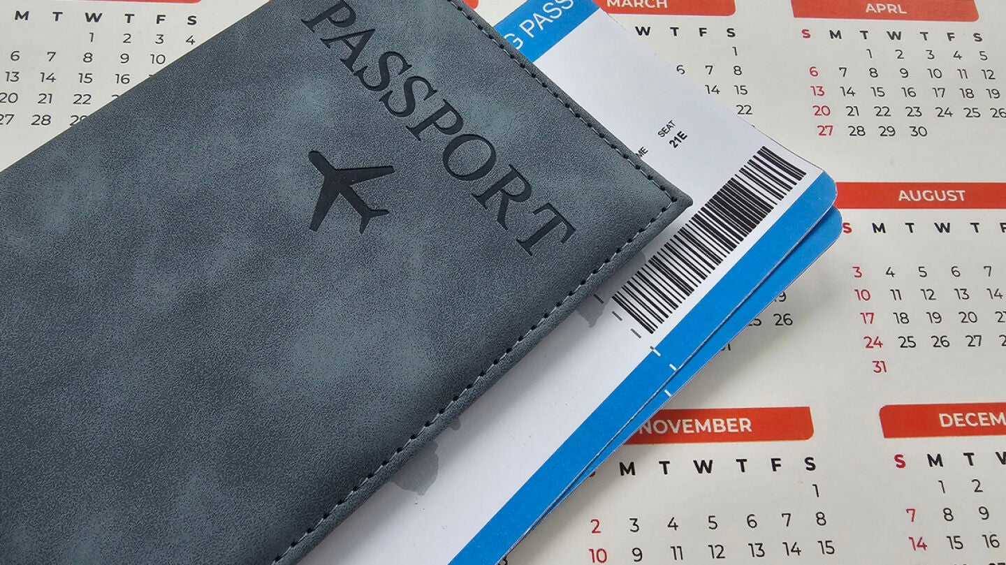 Calendario con pasaporte y billetes de avi&oacute;n