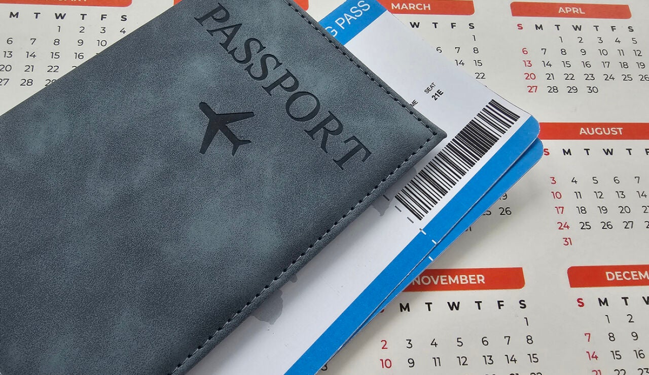 Calendario con pasaporte y billetes de avi&oacute;n