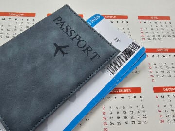 Calendario con pasaporte y billetes de avi&oacute;n