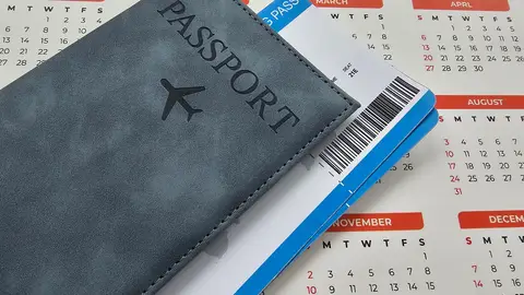 Calendario con pasaporte y billetes de avión Calendario con pasaporte y billetes de avión