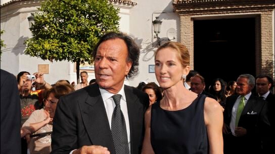 El cantante Julio Iglesias y su mujer, Miranda Rijnsburger.