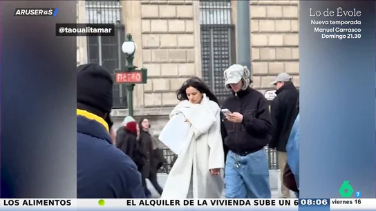 El vídeo de Rosalía paseando de la mano de la modelo Loli Bahía en París que aumenta los rumores de relación El vídeo de Rosalía paseando de la mano de la modelo Loli Bahía en París que aumenta los rumores de relación