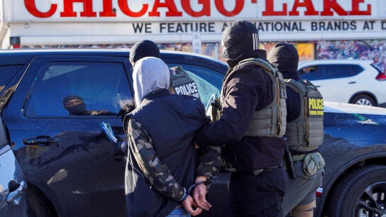 Agentes federales de EEUU se llevan detenida a una persona