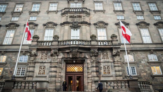 Imagen del Parlamento de Dinamarca con las banderas danesa y de Groenlandia