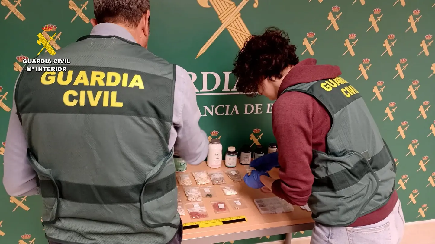 La Guardia Civil investiga a una falsa médica, a su expareja y a su hijo por recetar sin licencia y prescribir terapias inventadas a al menos 10 víctimas. La Guardia Civil investiga a una falsa médica, a su expareja y a su hijo por recetar sin licencia y prescribir terapias inventadas a al menos 10 víctimas.