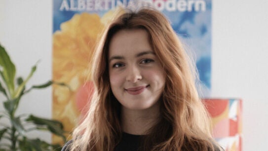 Autumn Woods autora de 'Night Shade' en una foto promocional