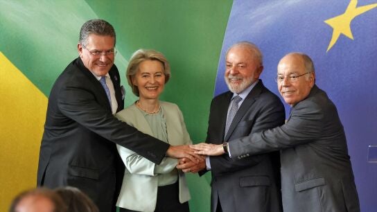 La presidenta de la Comisi&oacute;n Europea, Ursula von der Leyen, el presidente brasile&ntilde;o, Luiz In&aacute;cio Lula da Silva, el ministro de Asuntos Exteriores brasile&ntilde;o, Mauro Vieira, y el comisario europeo de Comercio y Seguridad Econ&oacute;mica, Maros Sefcovic.