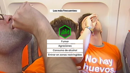 Pasajeros bebiendo alcohol en un avión Pasajeros bebiendo alcohol en un avión