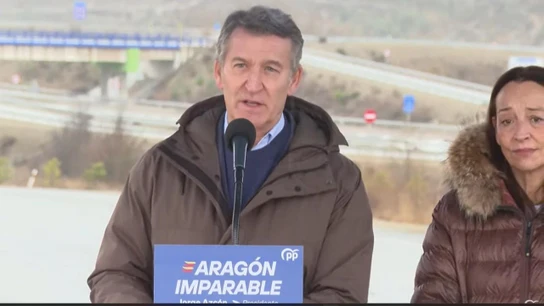 El presidente del PP, Alberto Núñez Feijóo, junto a la número 1 del PP por Huesca a las elecciones del 8F, Carmen Susín. El presidente del PP, Alberto Núñez Feijóo, junto a la número 1 del PP por Huesca a las elecciones del 8F, Carmen Susín.