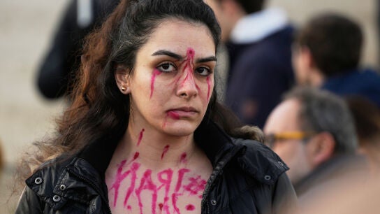 Una mujer con la cara pintada en las protestas de Ir&aacute;n. 