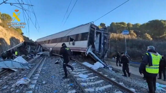 Imagen de la b&uacute;squeda de evidencias que puedan servir para la identificaci&oacute;n de v&iacute;ctimas e investigaci&oacute;n del accidente ferroviario en Adamuz 