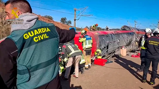 Bomberos trabajan en la cabecera del tren Iryo que descarriló ayer e impactó contra un Alvia, dejando al menos 39 víctimas mortales. Bomberos trabajan en la cabecera del tren Iryo que descarriló ayer e impactó contra un Alvia, dejando al menos 39 víctimas mortales.