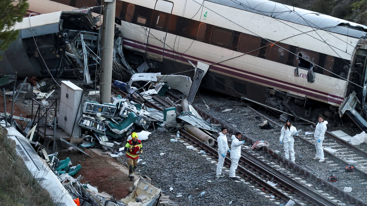 Escena del accidente ferroviario tras el choque de dos trenes en Adamuz Escena del accidente ferroviario tras el choque de dos trenes en Adamuz