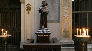 Escultura de San Antonio, con velas. Bas&iacute;lica de Santa Mar&iacute;a en Trast&eacute;vere. Roma