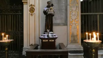 Escultura de San Antonio, con velas. Basílica de Santa María en Trastévere. Roma Escultura de San Antonio, con velas. Basílica de Santa María en Trastévere. Roma