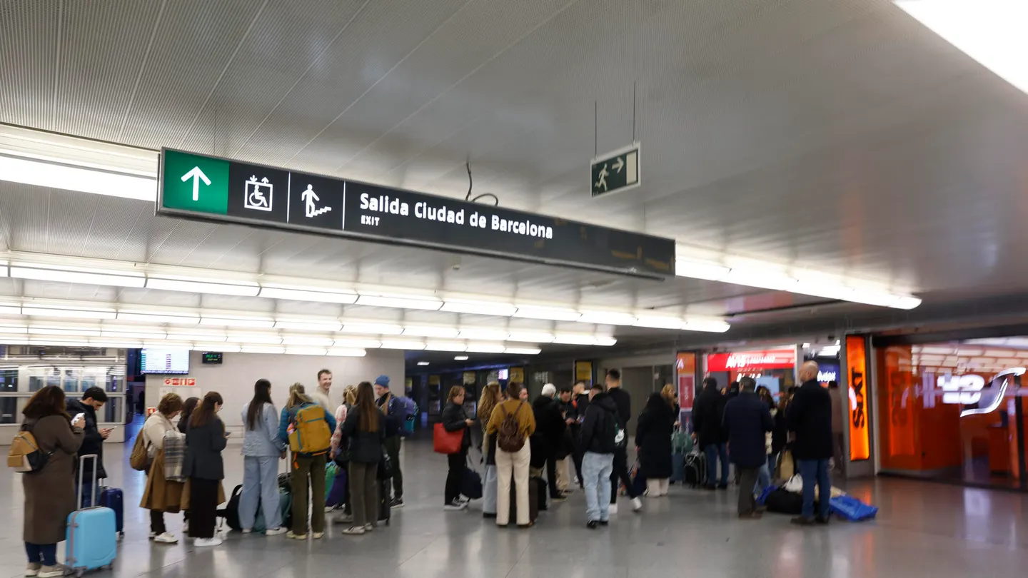 Los viajeros aguardan en el vestíbulo de la estación Puerta de Atocha en Madrid, con los accesos dirección Sevilla y Málaga cerrados. Los viajeros aguardan en el vestíbulo de la estación Puerta de Atocha en Madrid, con los accesos dirección Sevilla y Málaga cerrados.