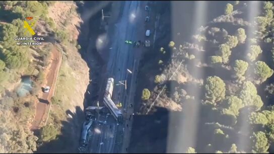 Las sobrecogedoras im&aacute;genes a&eacute;reas del accidente de trenes en C&oacute;rdoba: as&iacute; han quedado el Alvia y el Iryo