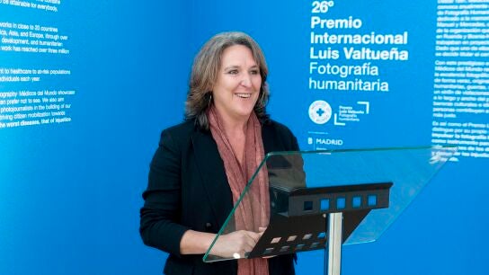 La fot&oacute;grafa Mar&iacute;a Clauss, ganadora del premio internacional de Fotograf&iacute;a Humanitaria Luis Valtue&ntilde;a en 2023