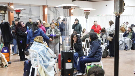 V&iacute;ctimas del accidente ferroviario en Adamuz reciben ayuda en los puntos de atenci&oacute;n pr&oacute;ximos.