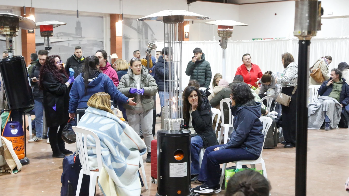 Víctimas del accidente ferroviario en Adamuz reciben ayuda en los puntos de atención próximos. Víctimas del accidente ferroviario en Adamuz reciben ayuda en los puntos de atención próximos.