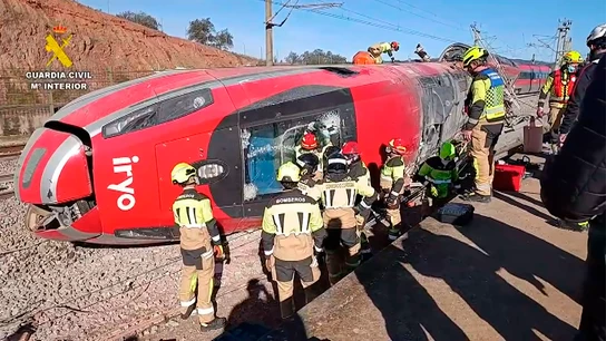 Bomberos trabajan en la cabecera del tren Iryo que descarriló ayer e impactó contra un Alvia, dejando al menos 39 víctimas mortales. Bomberos trabajan en la cabecera del tren Iryo que descarriló ayer e impactó contra un Alvia, dejando al menos 39 víctimas mortales.