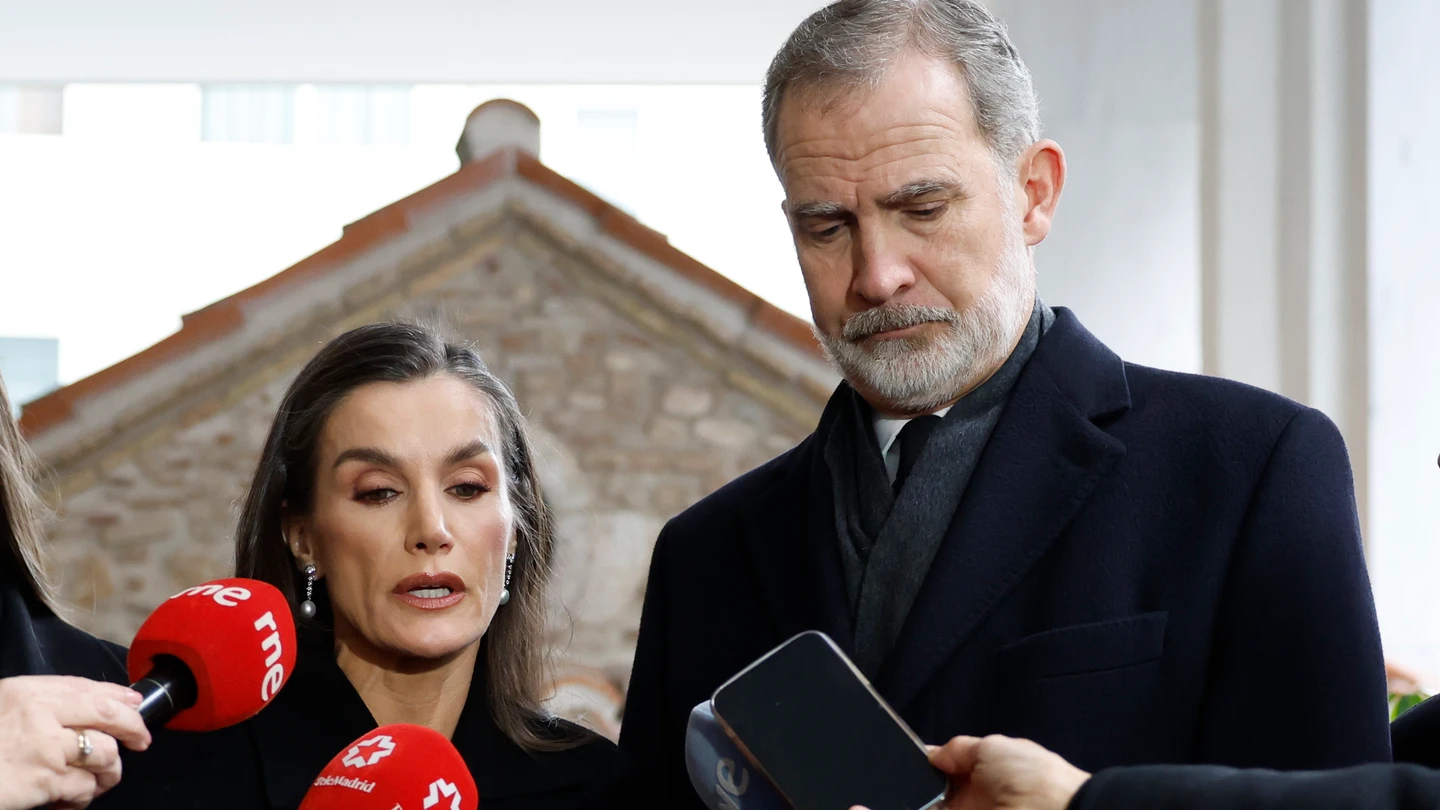 Los reyes Letizia y Felipe VI hablan desde Atenas sobre la tragedia en Adamuz Los reyes Letizia y Felipe VI hablan desde Atenas sobre la tragedia en Adamuz
