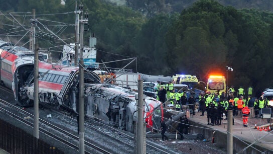 Escena del accidente ferroviario tras el choque de dos trenes en Adamuz