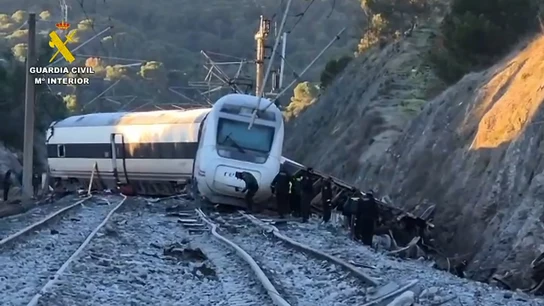 Escena del accidente ferroviario tras el choque de dos trenes en Adamuz Escena del accidente ferroviario tras el choque de dos trenes en Adamuz