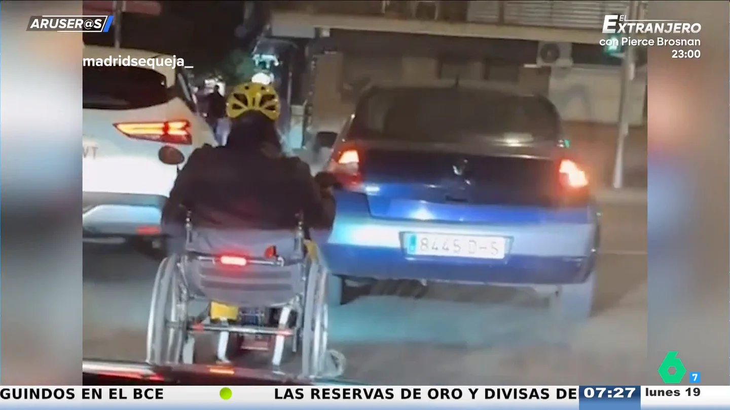 Captan a un hombre circulando en silla de ruedas por la calzada de Vallecas: "Es un habitual de la zona" Captan a un hombre circulando en silla de ruedas por la calzada de Vallecas: "Es un habitual de la zona"