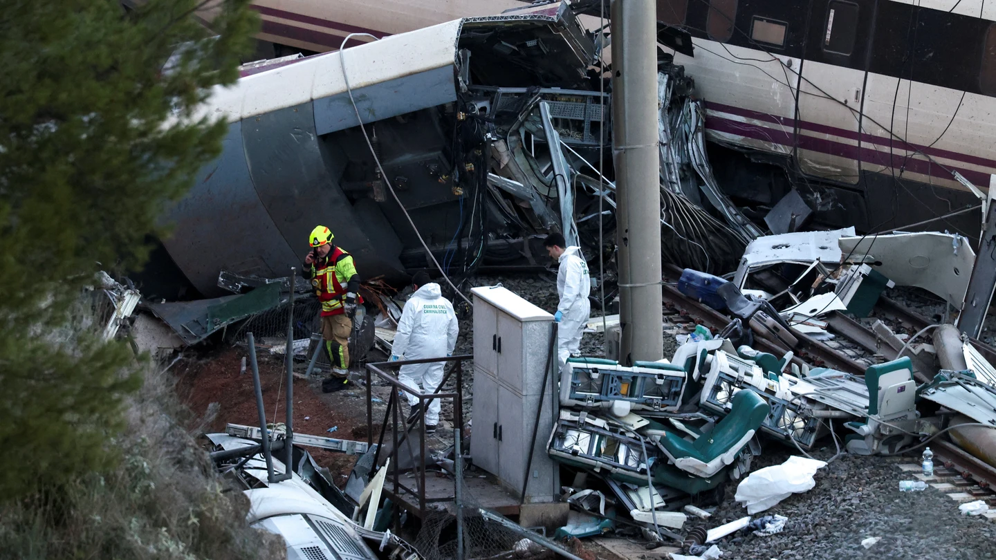 Escena del accidente ferroviario tras el choque de dos trenes en Adamuz Escena del accidente ferroviario tras el choque de dos trenes en Adamuz