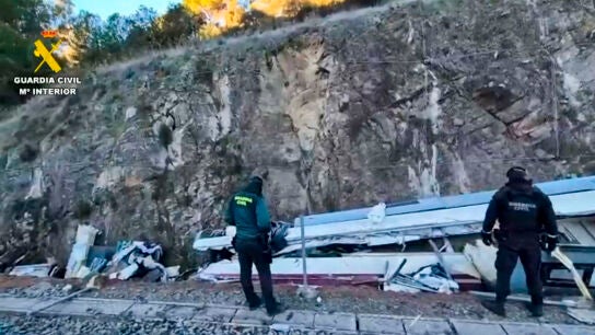 Escena del accidente ferroviario tras el choque de dos trenes en Adamuz