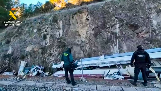 Escena del accidente ferroviario tras el choque de dos trenes en Adamuz Escena del accidente ferroviario tras el choque de dos trenes en Adamuz