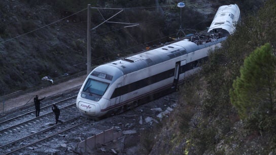Escena del accidente ferroviario tras el choque de dos trenes en Adamuz