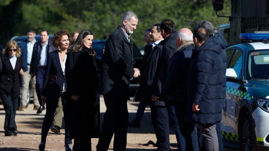 El rey Felipe VI escucha al ministro de Transportes, &Oacute;scar Puente y la ministra de Hacienda, Mar&iacute;a Jes&uacute;s Montero a su llegada a Adamuz (C&oacute;rdoba)