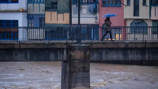 Vista del rÍo Onyar a su paso por Girona cuando los ríos Ter, Onyar y Manol superan el umbral de peligro Vista del rÍo Onyar a su paso por Girona cuando los ríos Ter, Onyar y Manol superan el umbral de peligro