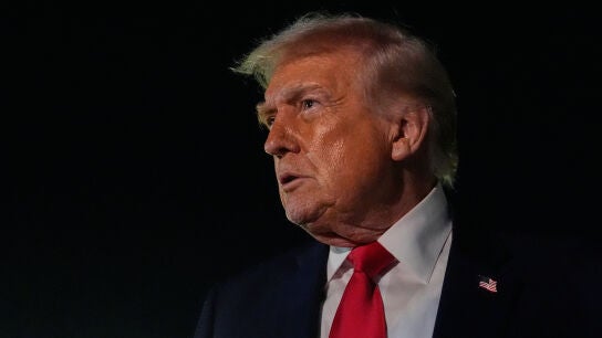 El presidente de Estados Unidos, Donald Trump, atiende a los medios antes de subir al Air Force One