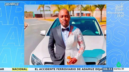 Un hombre se casa consigo mismo para demostrarse su amor y se viste mitad de novio y mitad de novia Un hombre se casa consigo mismo para demostrarse su amor y se viste mitad de novio y mitad de novia