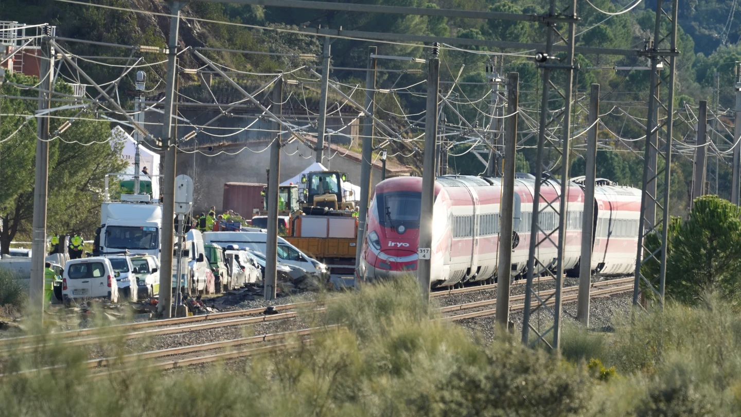 Imagen de la zona del accidente ferroviario con los convoyes de trenes siniestrados. A 19 de enero de 2026, en Adamuz, Córdoba Imagen de la zona del accidente ferroviario con los convoyes de trenes siniestrados. A 19 de enero de 2026, en Adamuz, Córdoba