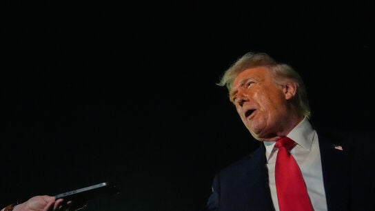 El presidente de Estados Unidos, Donald Trump, atiende a los medios antes de subir al Air Force One