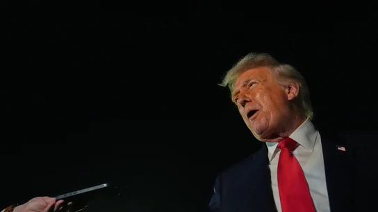 El presidente de Estados Unidos, Donald Trump, atiende a los medios antes de subir al Air Force One El presidente de Estados Unidos, Donald Trump, atiende a los medios antes de subir al Air Force One