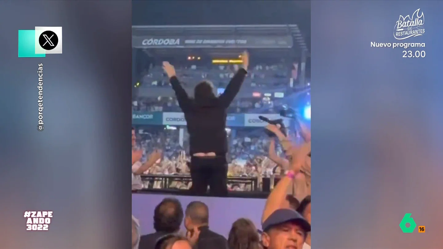 El vídeo de Javier Milei enseñando la 'hucha' durante un concierto: "Ahí podría caber todo el dinero que ha recortado" Javier Milei lo daba todo en el Festival de Doma y Folclore de Jesús María, en Argentina. No solo en escenario, sino detrás de él, donde dejaba una imagen muy comentada en las redes, y en este vídeo de Zapeando.
