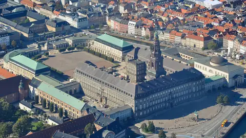 Panorámica del Palacio de Christiansborg en Copenhague Panorámica del Palacio de Christiansborg en Copenhague