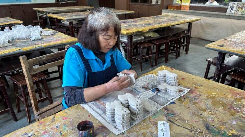 Una artesana da forma a piezas de cerámica en Bantaoyao, espacio creado para preservar y transmitir técnicas tradicionales del condado de Chiayi (suroeste de Taiwán), que aspira a consolidarse en el panorama turístico internacional