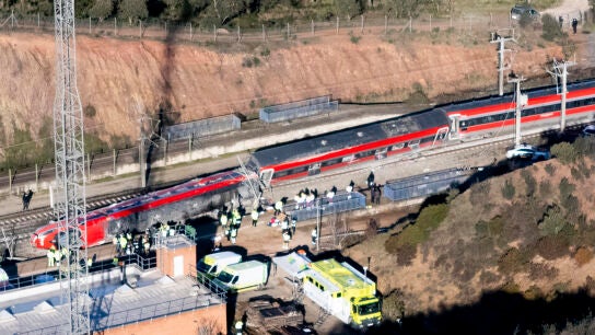 Vista a&eacute;rea del tren Iryo ayer domingo cerca de Adamuz (C&oacute;rdoba),
