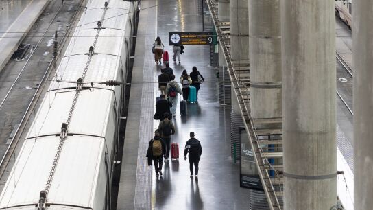 Viajeros en la Estaci&oacute;n de Atocha 