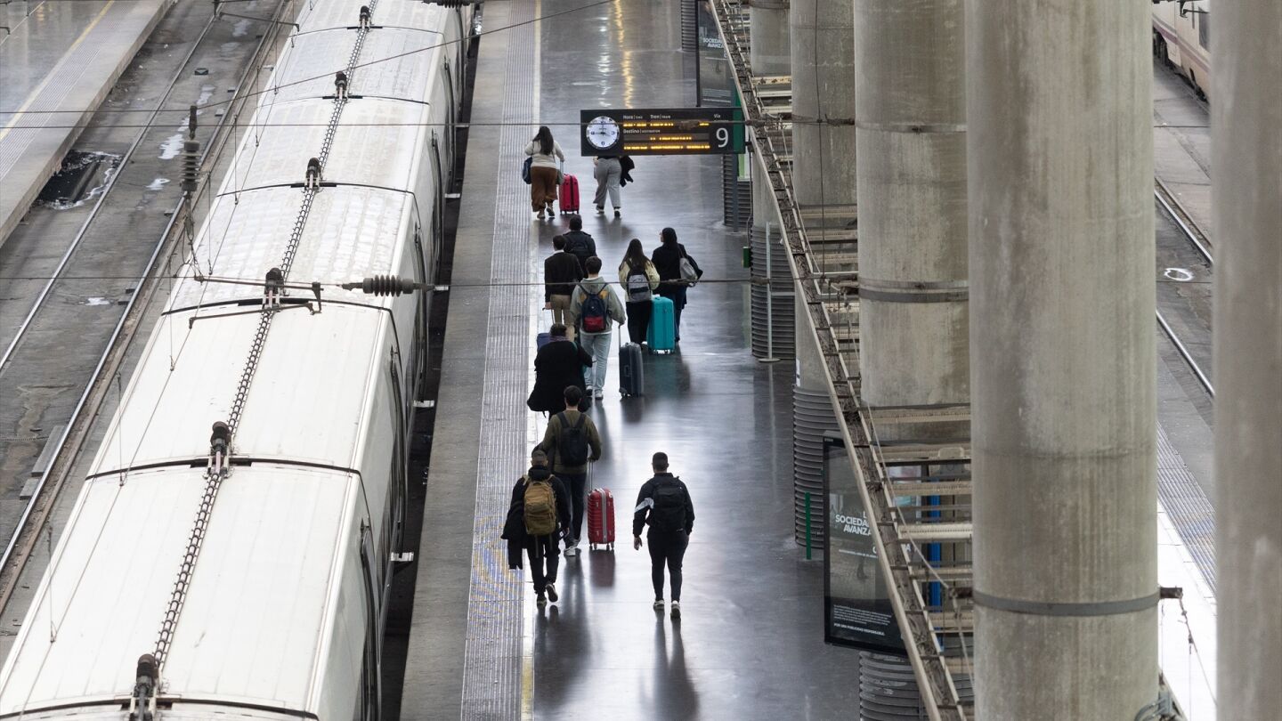 Viajeros en la Estaci&oacute;n de Atocha 