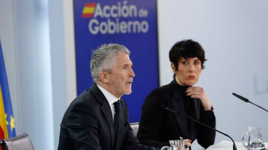 El ministro del Interior, Fernando Grande-Marlaska, junto a Elma Saiz durante la rueda de prensa posterior al Consejo de Ministros