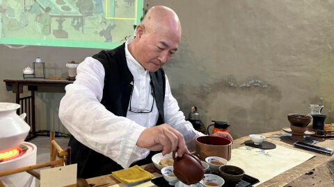 Un maestro del té sirve infusiones de alta montaña de Chiayi, uno de los productos agrícolas más valorados de Taiwán. Entre montañas cubiertas de nubes, bosques de cipreses, templos centenarios y aromas de té, el condado taiwanés de Chiayi aspira a consolidarse en el panorama turístico internacional