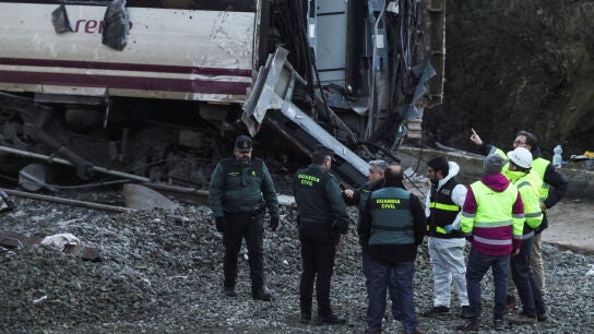 Los equipos de rescate trabajan en el lugar del accidente entre dos trenes en Adamuz (C&oacute;rdoba)